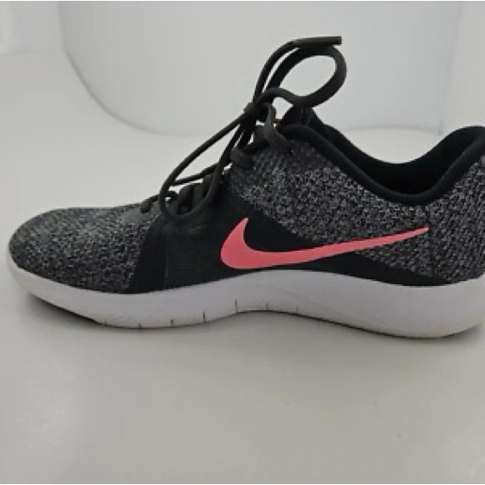 Nike Flex Trainer 8  running sneaker black, gray, and pink  9 NWT